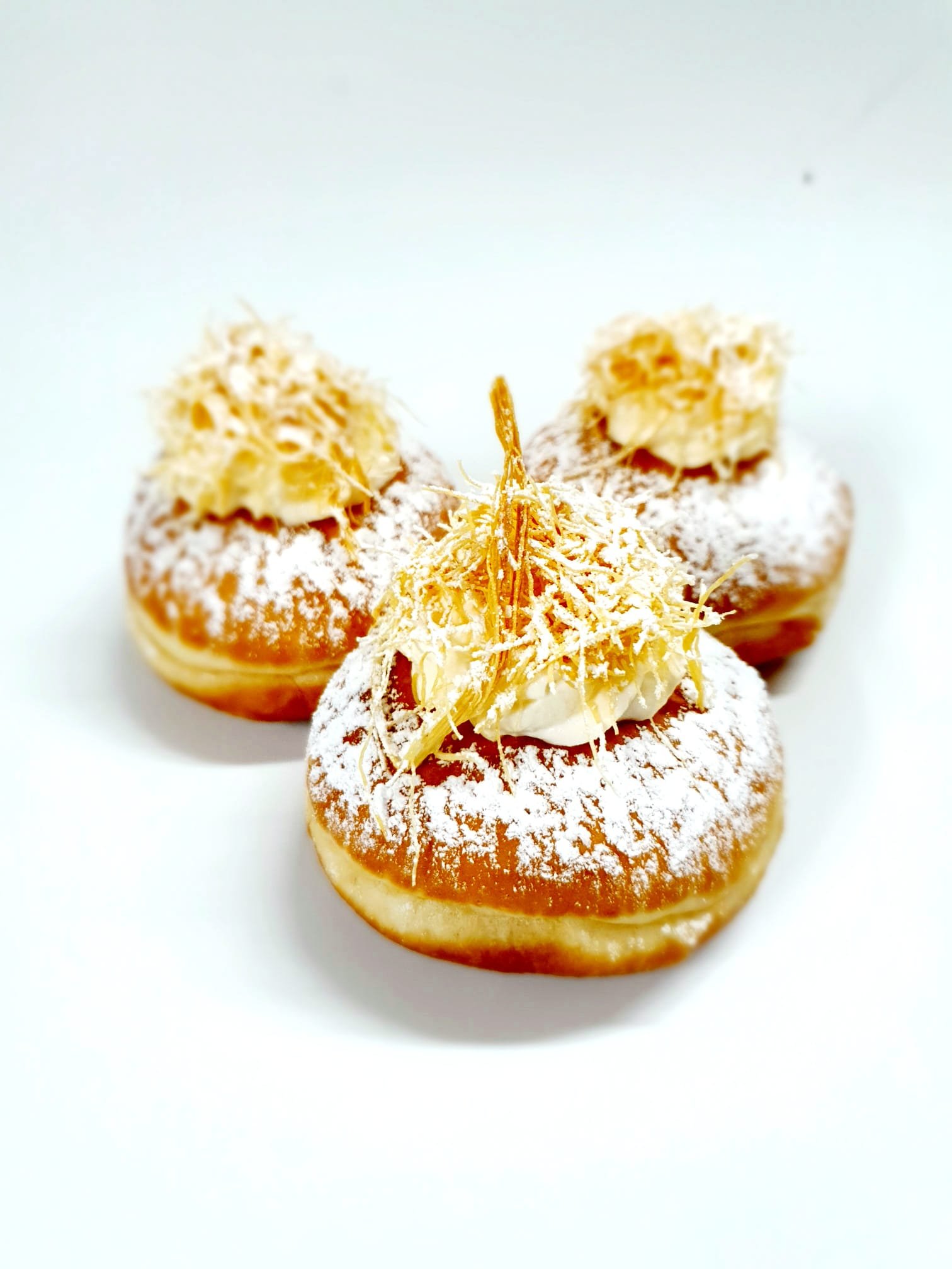 סופגניית קדאיף קראנ'צ וניל – קדאיף פריך, קרם וניל וסירופ מתוק